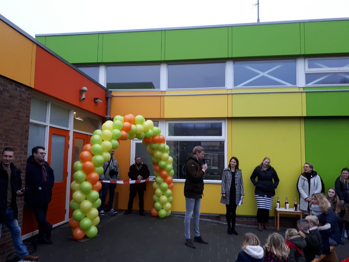 Middengroningen's tweet photo. Officiële opening eerste versterkingsproject Kindcentrum Het Galjoen.
De school is bouwkundig versterkt, duurzamer gemaakt en verbeterd. Met het toevoegen van kinderopvang aan het gebouw is een compleet en aardbevingsbestendig kindcentrum ontstaan. #scholenprogramma https://t.co/MUGOeFnGCH