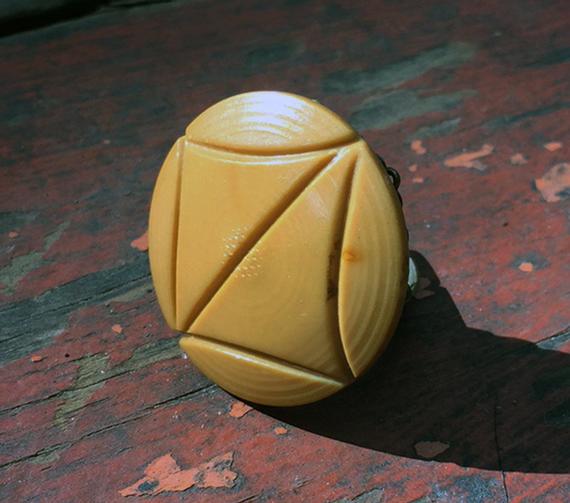 Rescuedoffering's tweet photo. Gold Statement Ring - https://t.co/EdTMalIrty via @EtsySocial #etsyspecialt #tmtinsta #goldstatementring #vintagebuttonring https://t.co/pHrZnl4B6B