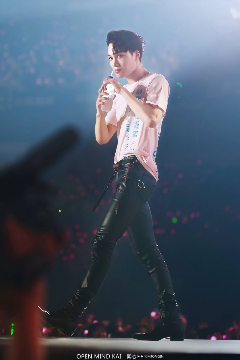 KJISOURCE's tweet photo. jongin invented body proportions https://t.co/0uwJy1V3UP