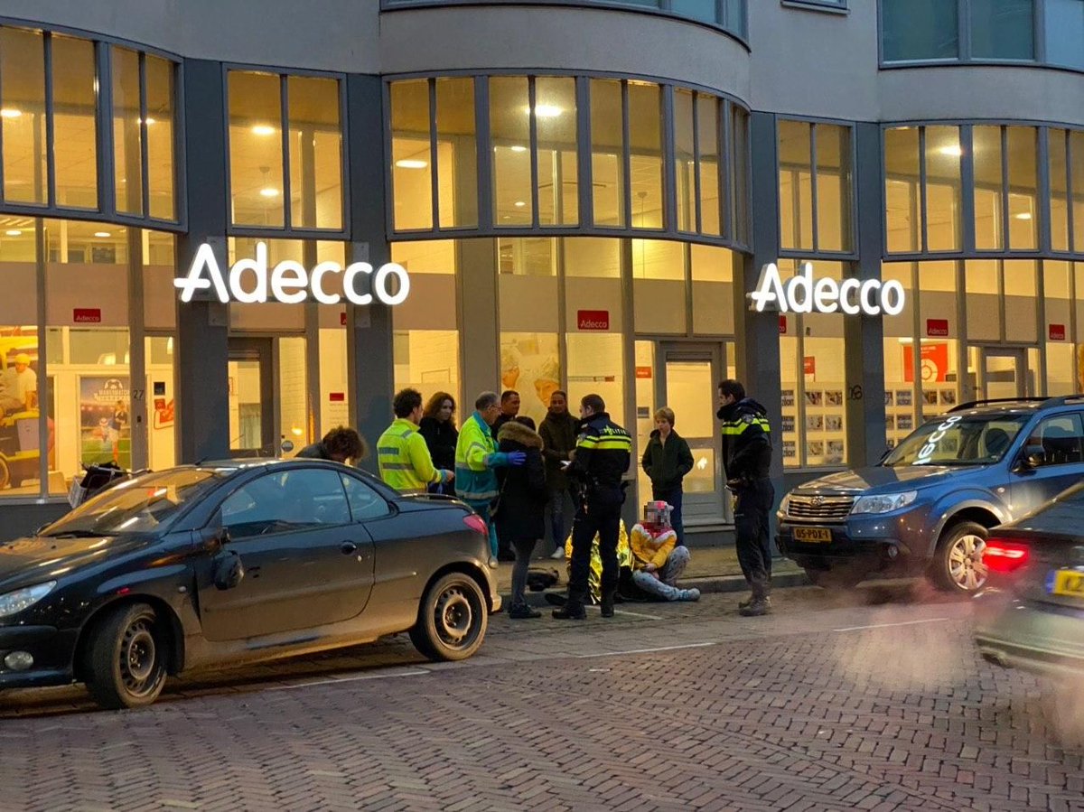 Fietsster gewond bij aanrijding met auto in Deventer .