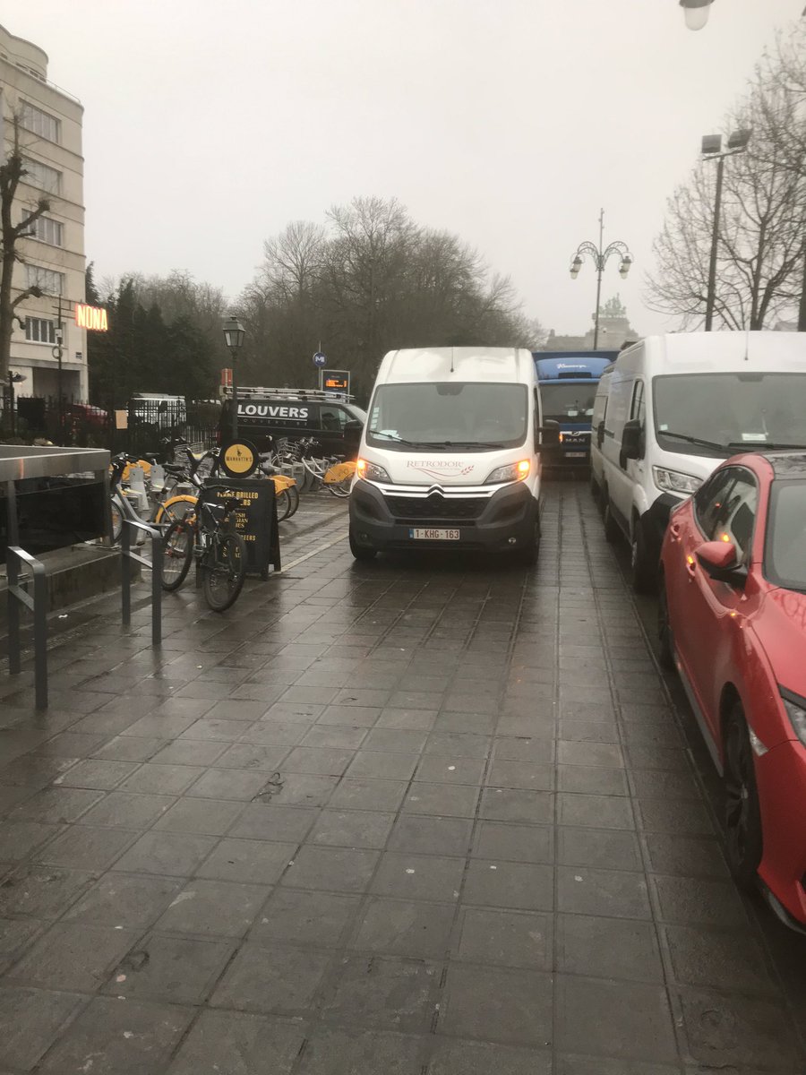 AurelGavriloaia's tweet photo. À défaut d’avoir une vraie piste cyclable à Mérode, et après la suppression du parking au Cinquantenaire, voilà qu’on instaure un parking sur le trottoir à Etterbeek. Merci @VincentDeWolf @elkevdbrandt @GRACQ_Etterbeek https://t.co/vBf1ts6cl2