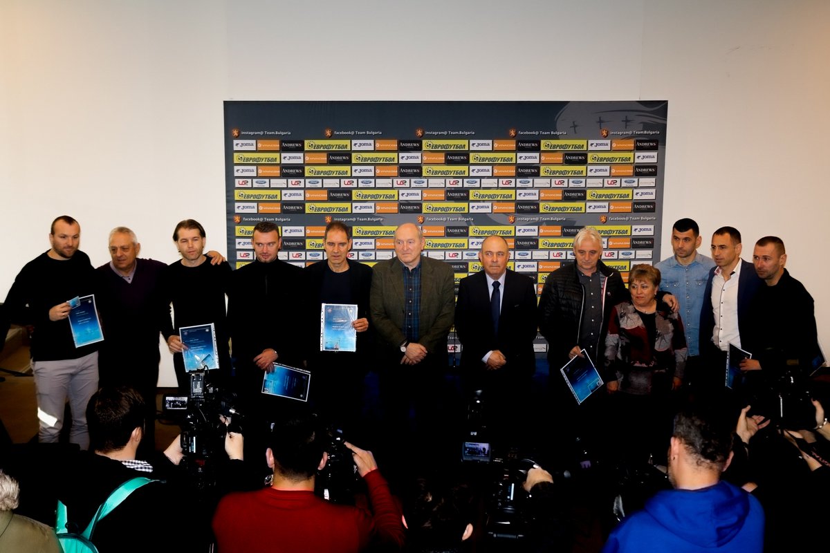 Михаил Касабов връчи дипломите за треньорски лиценз „А“ на изявени наши футболисти
bfunion.bg/news/46646/0