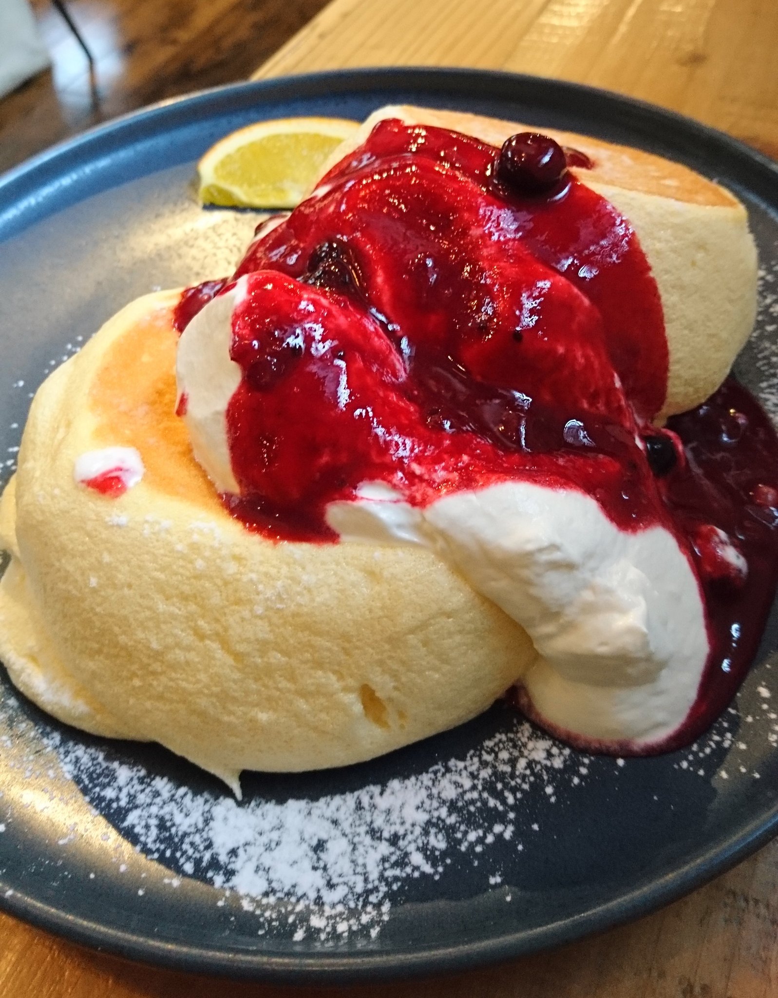 Me Nakamachi Cafe Mix Berry 5種類のベリーを使った甘酸っぱいベリーソースのパンケーキとラテアートが可愛いカプチーノ 卵の味をしっかり感じた後 口の中でとろける Nakamachicafe 中町カフェ パンケーキ カプチーノ 松本市 中央