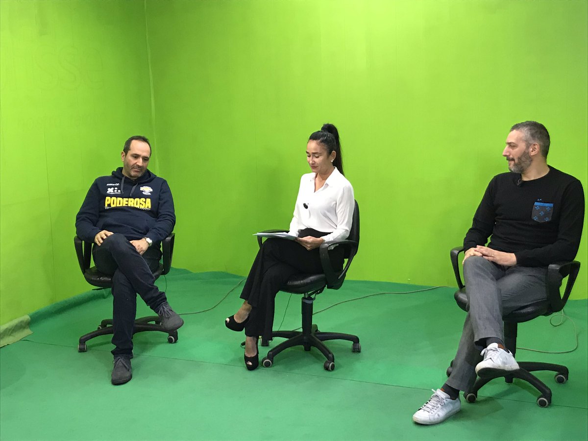 #SìPoderosaSì #PassionePoderosa
📺 La “prima” in tv per coach Di Carlo, oggi negli studi di <a href="/YouTvrs/">Tvrs Marche</a> con <a href="/CamillaCataldo/">Camilla Cataldo</a> e <a href="/raffaelevitali/">Raffaele Vitali</a> per una nuova puntata di Big Basket, in onda domani alle ore 13 sul canale 11 del digitale terrestre.