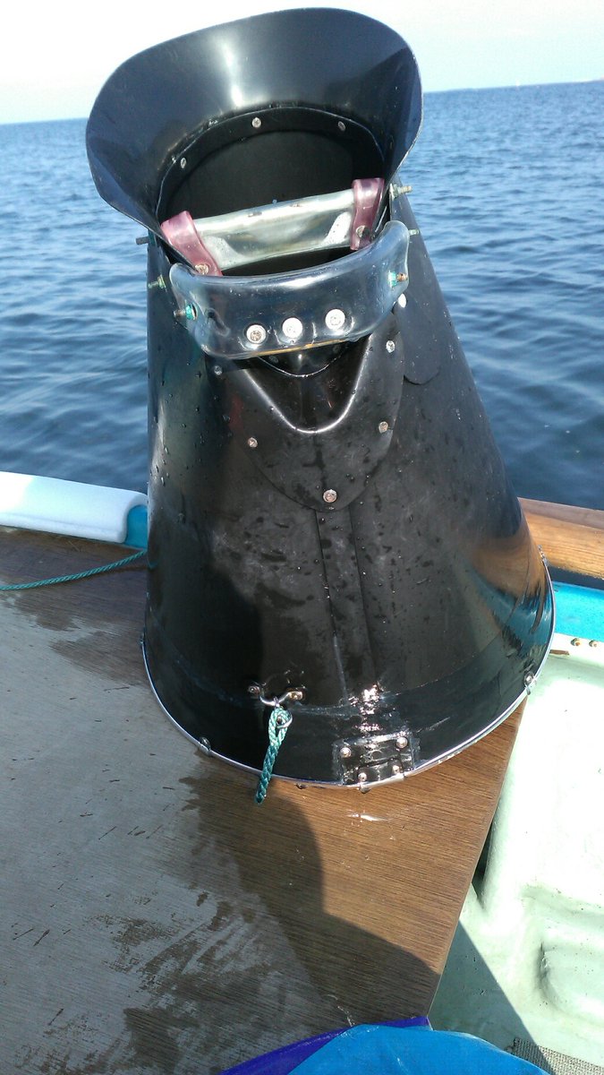 海鮮問屋 靖兵衛 A Twitter ウニ漁が日に解禁になって本日ようやく初出漁となりました 写真は漁獲物と使用道具 ２枚目の箱眼鏡で覗きながらたも網で１個づつ掬い取る うにたも取り漁 です