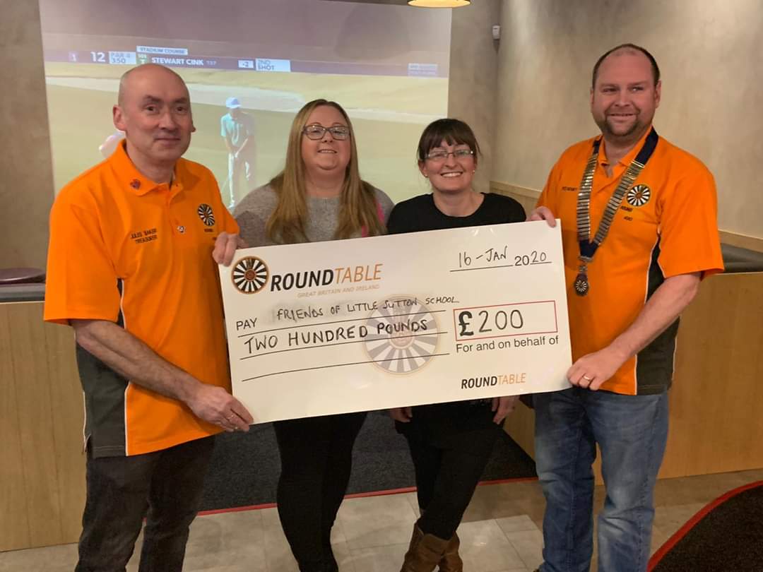 490Port's tweet image. Members of round table handing the cheques to some of our #santafloat helpers for their assistance.
Thank you to the friends of little sutton school, 8th Ellesmere Port scouts, @hopefarmjfc and @WhitbyHeath. 
In total we managed 16 float nights this year.