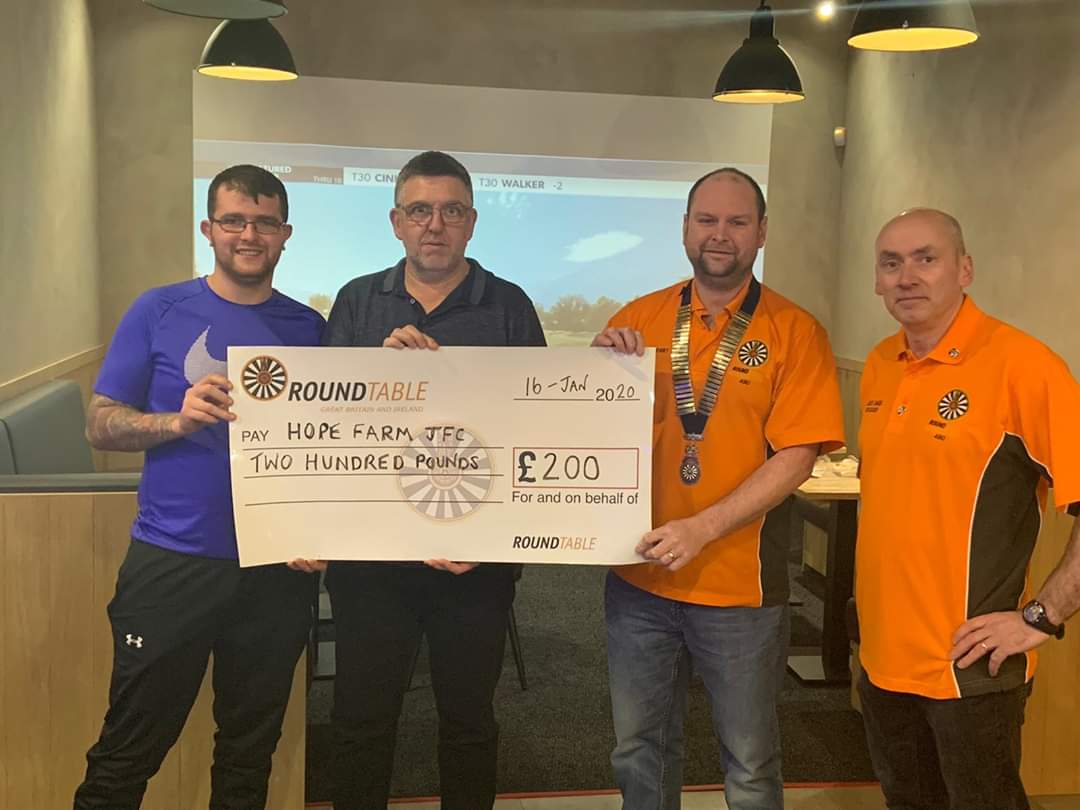 490Port's tweet image. Members of round table handing the cheques to some of our #santafloat helpers for their assistance.
Thank you to the friends of little sutton school, 8th Ellesmere Port scouts, @hopefarmjfc and @WhitbyHeath. 
In total we managed 16 float nights this year.