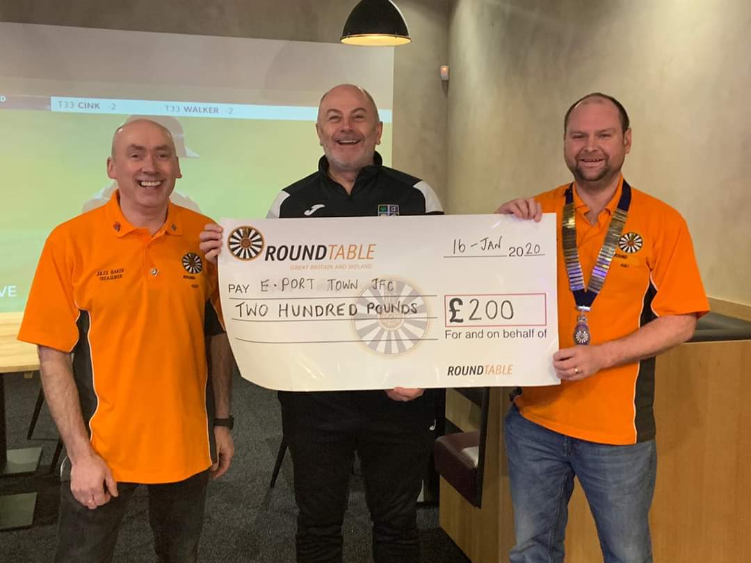 490Port's tweet image. Members of round table handing the cheques to some of our #santafloat helpers for their assistance.
Thank you to the friends of little sutton school, 8th Ellesmere Port scouts, @hopefarmjfc and @WhitbyHeath. 
In total we managed 16 float nights this year.