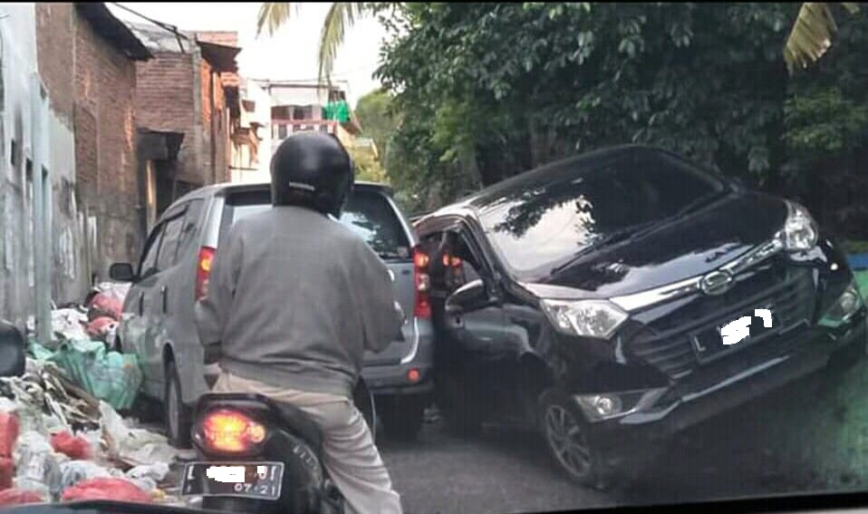 e100ss's tweet photo. 17.18: Beberapa netter mengirimkan foto Mobil yang sampai naik ke tembok pembatas sungai di Jalan Pakis karena ruas jalan yang menyempit. Menurut netter, kejadiannya Jumat (24/1) siang. https://t.co/mZFZW7RJG2