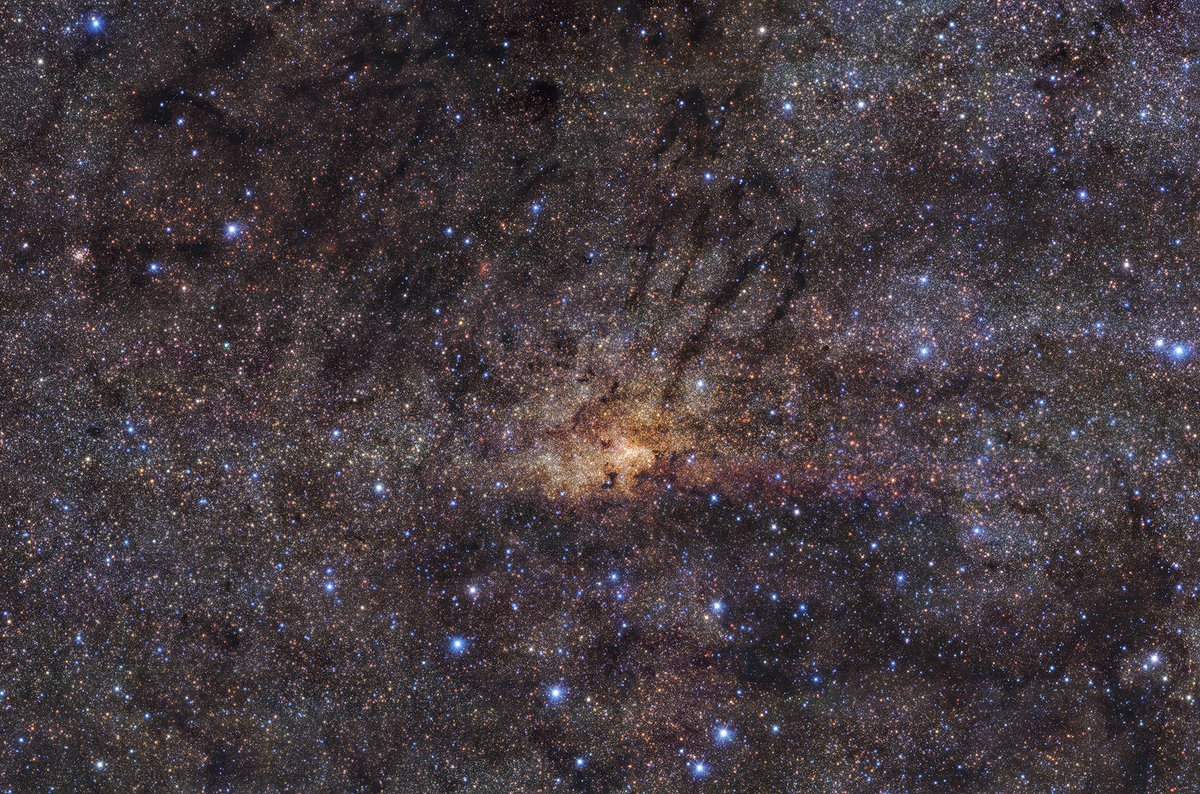 The centre of our Milky Way appears in exquisite detail in a new image captured by @ESO's #VeryLargeTelescope.

skyatnightmagazine.com/space-science/…