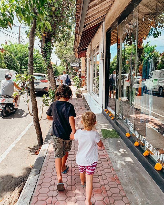 emmafbaines's tweet photo. Been hanging out in Ubud today getting crazy cheap massages and drinking fresh juices 🍍🥭🍉
.
#ubud #ubudliving #ubudlife #ubudwithkids #baliwithkids #bali #balilife #baliliving #visitbali #visitubud #ubudbali #travelwithkids #familytravel https://t.co/fDKucQiDeq https://t.co/5LoCQl7Nf8