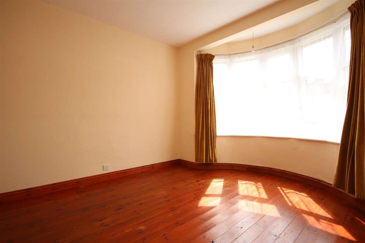 CMestates's tweet image. FOR SALE!

We have this ATTRACTIVE #onebedroom #groundfloor #bayfronted #maisonette offered in GOOD ORDER THROUGHOUT with GOOD SIZE #REARGARDEN.
#Forsale for £365,000 in #Harlesden #NW10!

Please call 02089652550 if you are interested.

#propertyforsale #estateagents #RealEstate