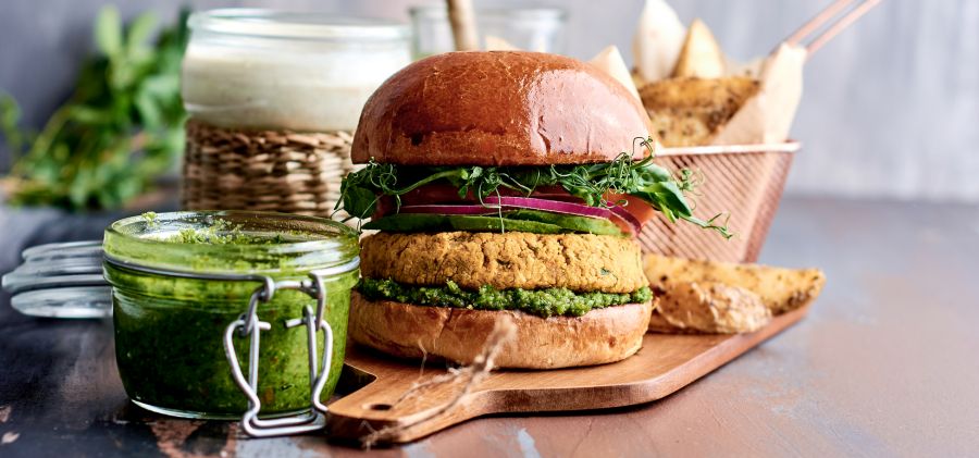 Pariem_lv's tweet photo. Pašu gatavoti burgeri - receptes gaļēdājiem un vegāniem  https://t.co/87chnjRiN8 https://t.co/OG0bVuAhg0