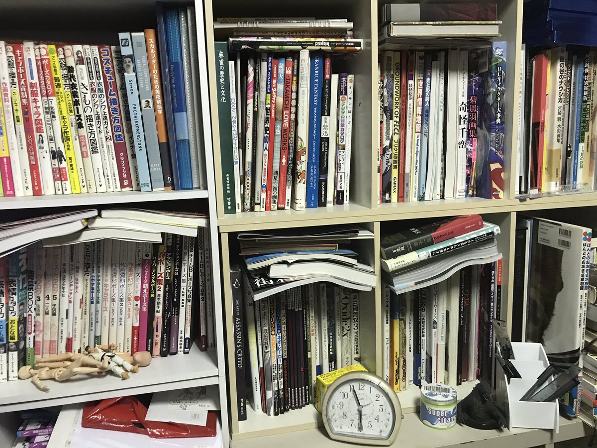 カミムラ晋作 どくヤン発売記念で本棚晒す 狭い部屋に越して本棚を減らしてしまい本の半分は実家 残りの本も大部分はダンボールの中なんですが せっかくですので私も晒しときますね 恥 1枚目は資料棚 2枚目はただ単に積み上がっただけの本です マンガ