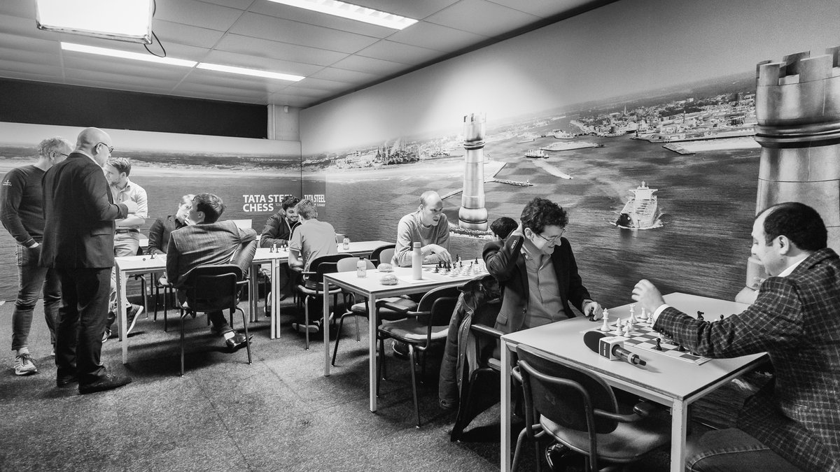 alinalami's tweet photo. After work, fun is coming @tatasteelchess😊 - backstage analysis #nocomputers! #TataSteelChess https://t.co/cbg1FO8zjG