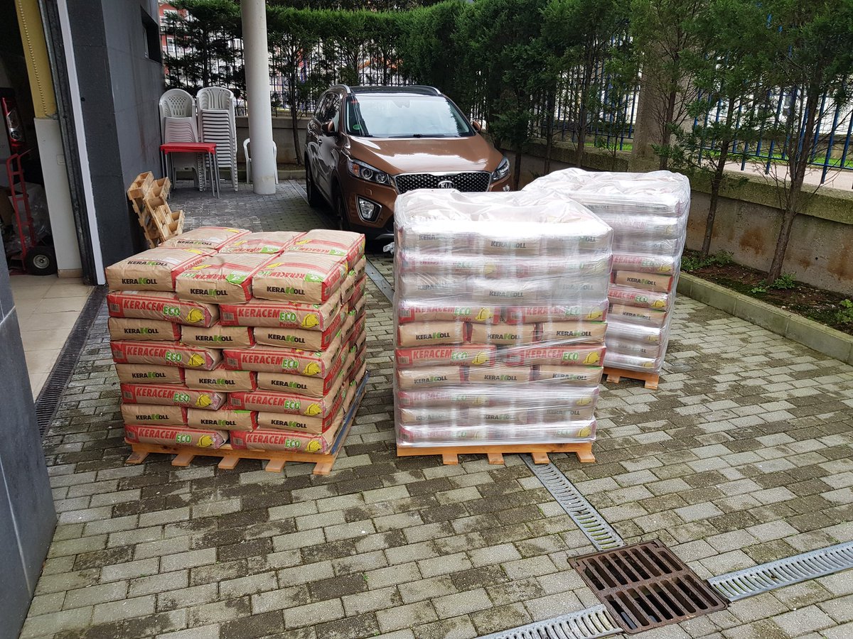 Raisan y Ruiz Torre en la aplicación de #KeracemEcoPronto de #Kerakoll , solera semiseca para la colocación de Ceramica a las 24 H y 48 H para la colocación de Vinilo