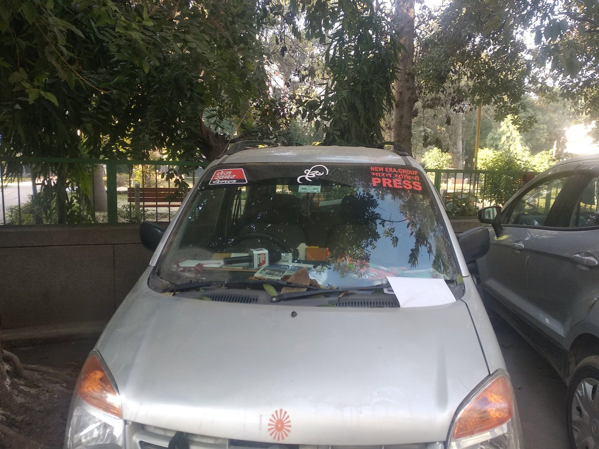 Alive_ANKIT's tweet photo. Poor thieves could not  spare media reporter. #aajtak #zeenewsischeenews https://t.co/LDHmeJnE7G