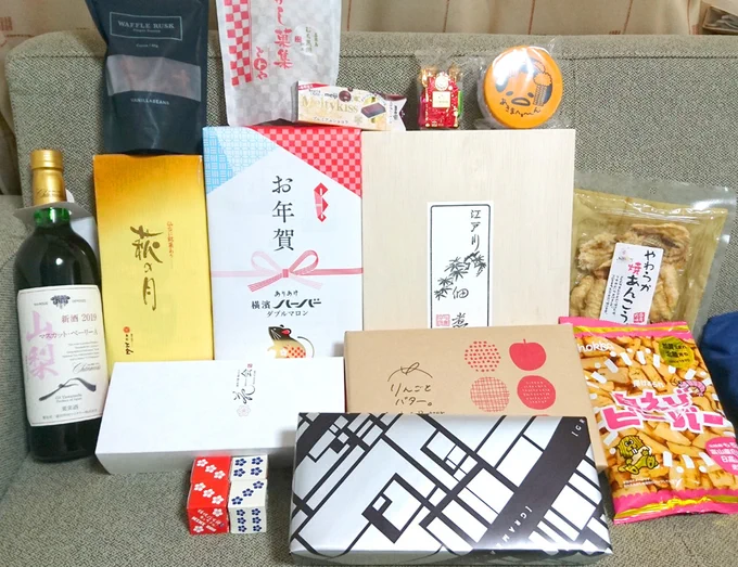 昨年末の冬コミの差し入れ、本当にありがとうございました! 時間の余裕なくて写真のアップが遅くなってすみません。家の片付けしながら燃料補給にいただいてます。江戸川佃煮も相変わらず美味いっす! 