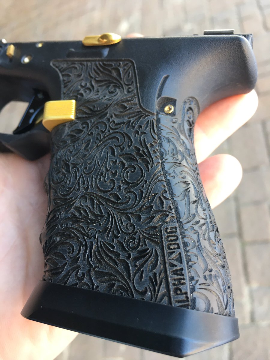 alpha_dog_arms's tweet photo. Our “Fleur De Lis” seamless 360 degree #laserstippling on a #glock19gen4 w/ double trigger guard undercut is the 💣
.
.
.
#stippledglock #stippledglocks #stippledgrip #stippledgrips #laserstipple #glockfanatics #glockporn #alphadogarms #glocksdaily #glockporndaily #shotshow2020 https://t.co/zPFrJdxY5t