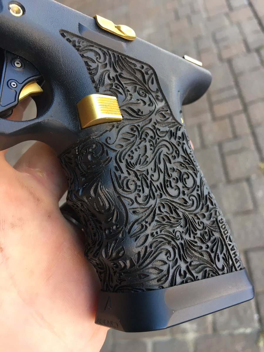 alpha_dog_arms's tweet photo. Our “Fleur De Lis” seamless 360 degree #laserstippling on a #glock19gen4 w/ double trigger guard undercut is the 💣
.
.
.
#stippledglock #stippledglocks #stippledgrip #stippledgrips #laserstipple #glockfanatics #glockporn #alphadogarms #glocksdaily #glockporndaily #shotshow2020 https://t.co/zPFrJdxY5t