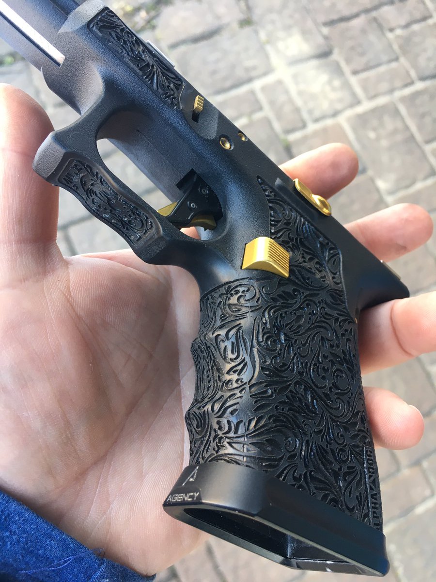 alpha_dog_arms's tweet photo. Our “Fleur De Lis” seamless 360 degree #laserstippling on a #glock19gen4 w/ double trigger guard undercut is the 💣
.
.
.
#stippledglock #stippledglocks #stippledgrip #stippledgrips #laserstipple #glockfanatics #glockporn #alphadogarms #glocksdaily #glockporndaily #shotshow2020 https://t.co/zPFrJdxY5t