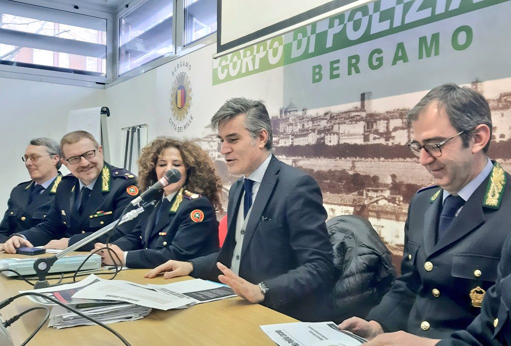 #sicurezza | #Bergamo

👮‍♂️👮‍♀️🚓🚨Il vicesindaco <a href="/Gandi69/">Sergio Gandi</a> inizia la presentazione dei dati 2019 della #PoliziaLocale del #comunedibergamo: crescono i controlli, soprattutto nei quartieri, calano multe e reati.