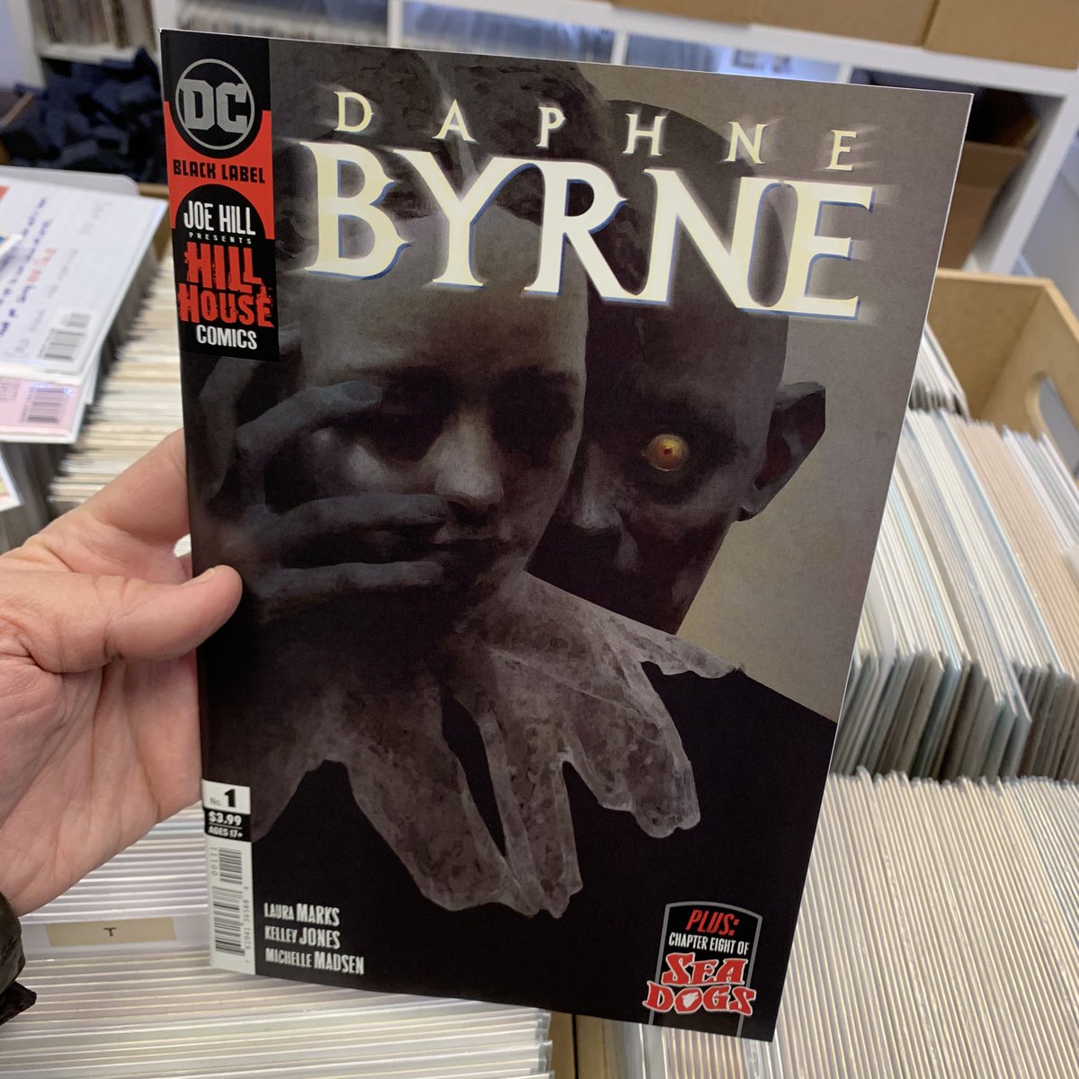 En la tienda y en la web: Daphne Byrne #1 (DC, 2020)
#rRadarComics #Comics #Malasaña #DaphneByrne #LauraMarks #KelleyJones #GeraldJablonski #YasminPutri #DC #HillHouseComics #BlackLabel