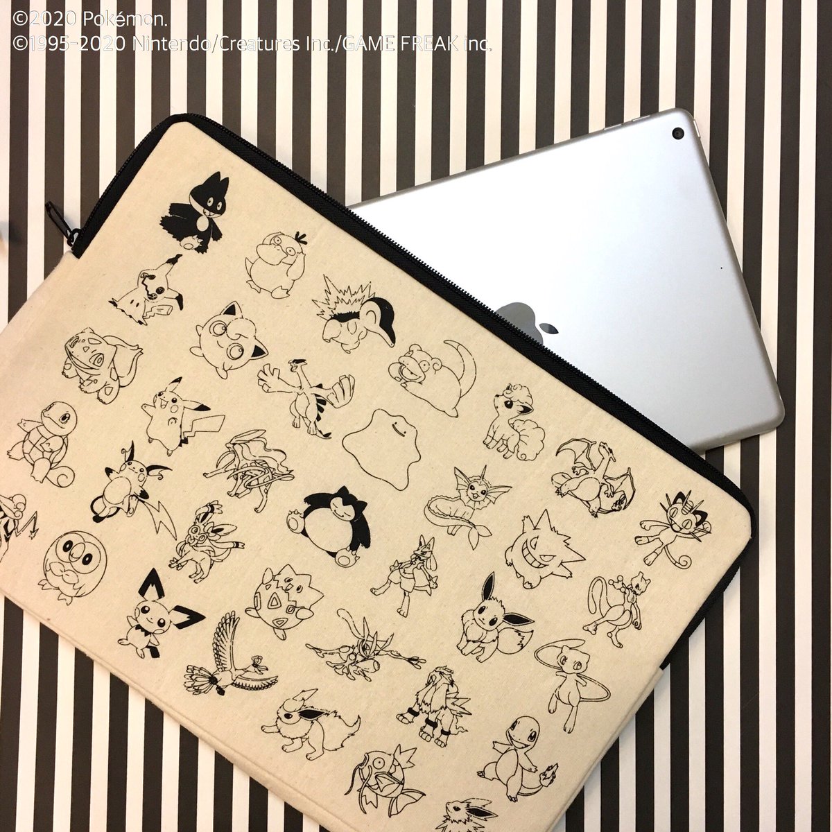 Asoko Zakka Store Asoko De ポケモン 好評発売中 ドキュメントケース 400 Tax 大事なタブレットやノートパソコン 書類などを守ってくれるドキュメントケース 会社や学校で注目の的間違いなしです お問い合わせは各店舗までお願いいたし