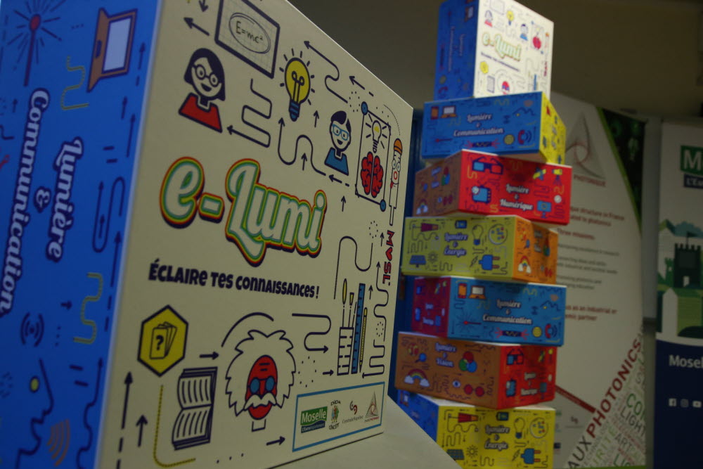 Tous les collèges mosellans ont reçu en main propre le coffret e-Lumi et vont maintenant pouvoir exploiter ce produit initié par <a href="/MoselleCD57/">Département Moselle</a> et développé par <a href="/chairphotonics/">Chaire Photonique</a>  <a href="/Dida_Concept/">DIDA CONCEPT</a> avec le soutien de <a href="/Metz_CS/">CentraleSupélec campus de Metz</a>