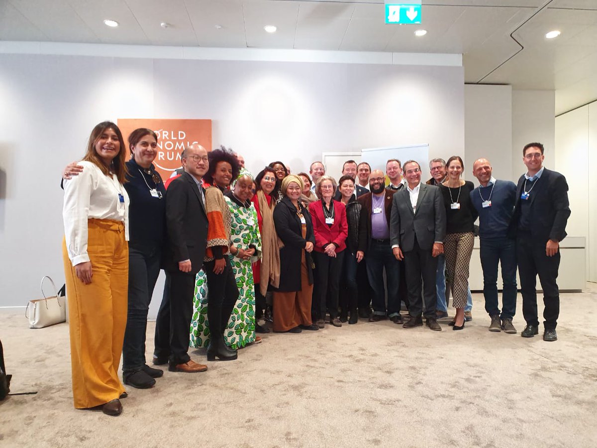 Catalyst_2030's tweet photo. How does #philanthropy get better at funding and supporting #systemschange? @Ashoka @coimpactcollab @echoinggreen @McKinsey @schwabfound @SkollFoundation @SYSTEMIQ_Ltd just launched a report at #WEF20 investigating that. Read it here https://t.co/sxMd2xJRsC #SocEnt #Catalyst2030 https://t.co/D9T2rMZK8J