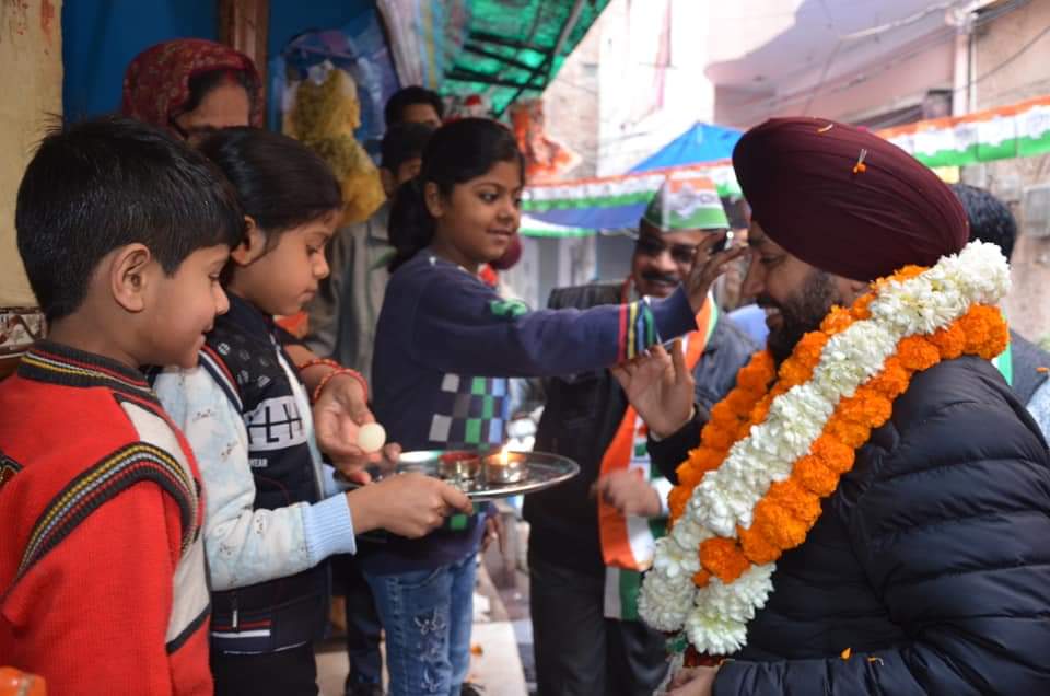 yashgulati13's tweet photo. गांधी नगर विधानसभा में श्री @ArvinderLovely जी के चुनाव प्रचार करते हुए चंदेरपुरी,शांति मोहल्ला, रघुवरपुरा,धरमपुरा के लोगों ने प्रेम और आशीर्वाद सहित आगामी चुनावों के लिए समर्थन सहित शुबकामनाए दी।
@INCDelhi
@DelhiPYC @rajeshsharmaiyc @kkshastri_IYC https://t.co/p3XA6QxTlN