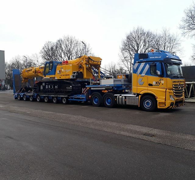 BKV_Barneveld's tweet photo. Prachtige lading heeft onze trucker @hilbrandstheo op zijn trailer. Onze nieuwe Liebherr LTR1100 op weg naar Windpark Wieringerwerf! #bkv #transport #truck #lading #ltr100 #liebherr #mercedes #liebherrlovers #liebherrfans #liebherrcrane #transport #windm… https://t.co/HsAScKglZt https://t.co/wyfVVSGEqK