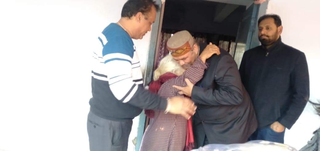 thevijaysampla's tweet photo. बड़े बुजुर्गों की उंगलियों में कोई ताकत तो ना थी मगर मेरा सर झुका तो सिर पर रखे कांपते हाथों ने जमाने भर की दौलत दे दी...

आज अपनी विवाह कि वर्षगांठ पर अपनी धर्मपत्नी के साथ वृद्धाश्रम होशियारपुर में समय बिता कर मन आनन्दित हो गया। https://t.co/MvxHlZMxUL