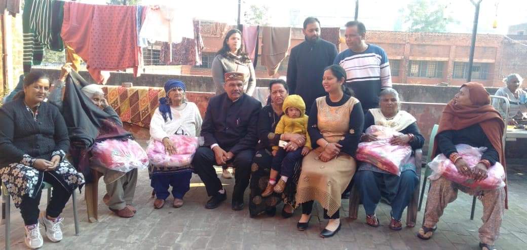 thevijaysampla's tweet photo. बड़े बुजुर्गों की उंगलियों में कोई ताकत तो ना थी मगर मेरा सर झुका तो सिर पर रखे कांपते हाथों ने जमाने भर की दौलत दे दी...

आज अपनी विवाह कि वर्षगांठ पर अपनी धर्मपत्नी के साथ वृद्धाश्रम होशियारपुर में समय बिता कर मन आनन्दित हो गया। https://t.co/MvxHlZMxUL