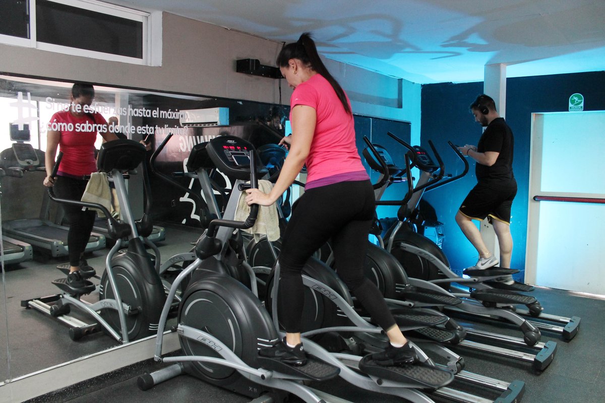 ¡Buenos ejercicios de cardiovascular para cerrar la semana laboral!. Contamos con salas de caminadoras y orbitreks para que tu rutina sea completa y no tengas que ir a otro lugar. 

#orbitrek ##ejercicios #mcbo #gym #gimnasio #training