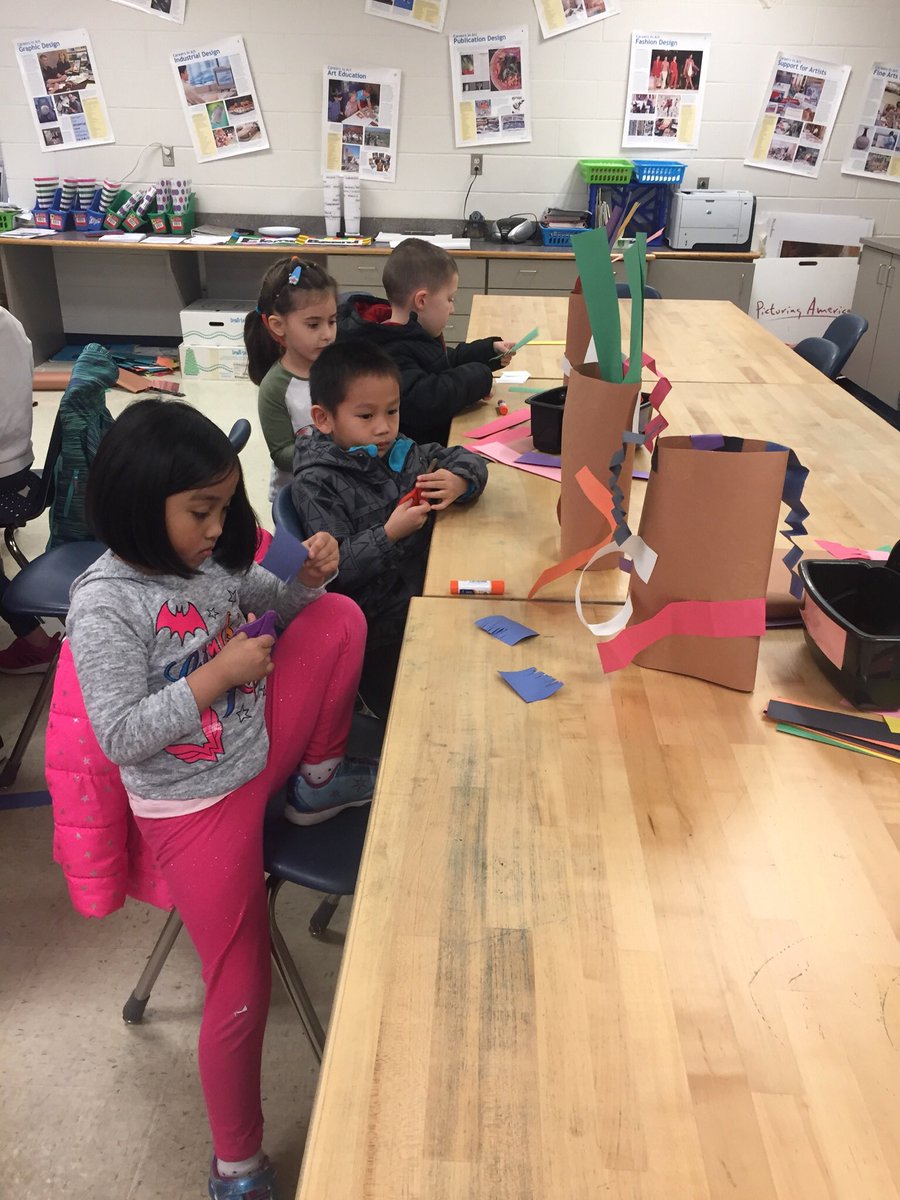 AimeeRop's tweet photo. Kindergarten gets excited about paper!! We used paper strips, 3-D techniques, glue and scissors to create these amazing paper monsters!! #haymarkettogether #hmesart #artisthebest @HaymarketCubs https://t.co/4bN8hYl48R