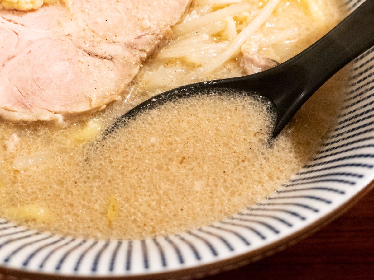 ヒビ機 東京ラーメンタル 味噌から手作りする 灼味噌ラーメン中目黒 八堂八 スープは糀味噌の甘味と芳ばしさに山椒のアクセントを添えたスッキリとした味わい 札幌らしいツルモチ玉子麺の絡みもよく 醤油糀で一体感を持たせたチャーシューも肉肉しく