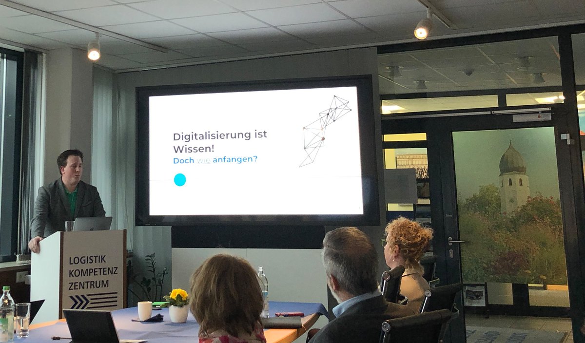 DIASoftware's tweet photo. Am gestrigen Donnerstag waren wir mit einem Vortrag zum Thema "Digitalisierung ist Wissen - Doch wie anfangen?" Teil des Netzwerkfrühstücks des LKZ in Prien! Spannende Diskussionen um Möglichkeiten und Herausforderungen der Digitalisierung inklusive! #dia #digitalisierung #meetup https://t.co/0y4KCn6EMi