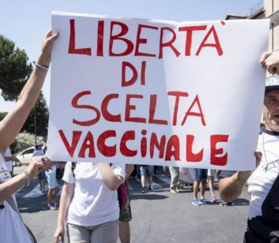 signorellicarlo's tweet photo. A 1,125€ fine for about 100 parents in Belluno 🇮🇹 who submitted false certificates to kindergartens and primary schools after the new law on mandatory vaccinations. Furthermore 30 Schools Principals are under investigation for accepting false certificates without making controls https://t.co/0xtpeMike6