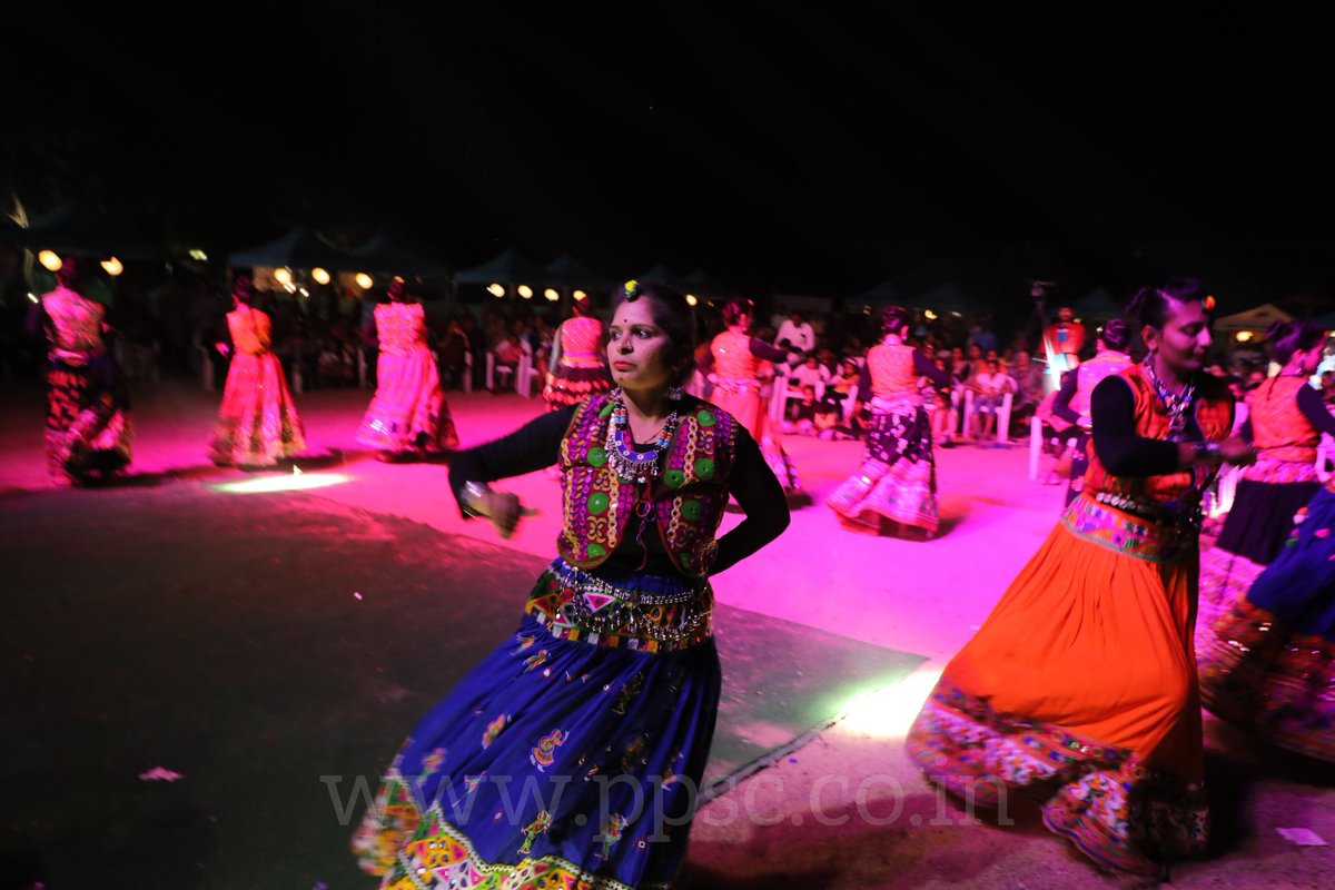 PatidarPPL's tweet photo. T276 - Outstanding Performance by Garba Queen's 👸✌️👏👏👏 Kite festival 😎 #closingceremony #UTTARAYANFLEA #loveppsc #patidarpremierleague2019 #cricketcrazy #uttarayan2020 #day11#cocacola #vivoindiatelangana #mahindraclub #belgiumwaffle #urbanpot #PPL2019 https://t.co/iv34VJRB2k