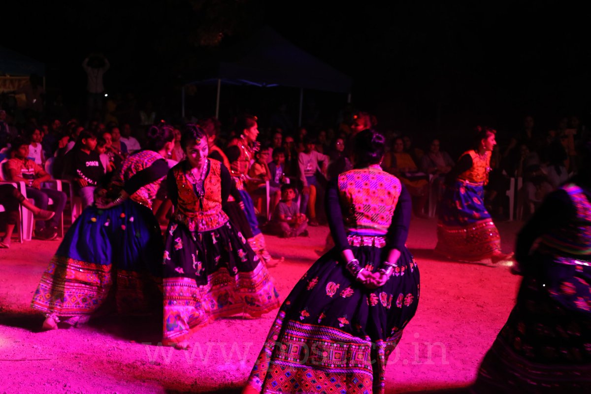 PatidarPPL's tweet photo. T276 - Outstanding Performance by Garba Queen's 👸✌️👏👏👏 Kite festival 😎 #closingceremony #UTTARAYANFLEA #loveppsc #patidarpremierleague2019 #cricketcrazy #uttarayan2020 #day11#cocacola #vivoindiatelangana #mahindraclub #belgiumwaffle #urbanpot #PPL2019 https://t.co/iv34VJRB2k