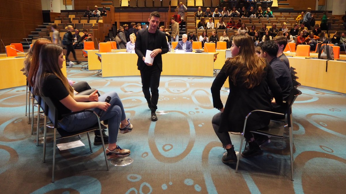 Wie wordt de beste debater van Overijssel? Dat blijkt vandaag tijdens de finale van de #OverijsselDebataward bij ons ‘DemoCrazyFestival’. De beste stellingpakkers van <a href="/Carmel_Salland/">CarmelCollegeSalland</a>, <a href="/HetCCC/">CCC Zwolle</a>, <a href="/greijdanus/">Greijdanus</a>, @BCenschede, <a href="/rocaventus/">Info ROC Aventus</a>, <a href="/ReggesteynC/">ReggesteynC</a>, <a href="/Cibap/">Cibap vakschool</a> zijn er olv <a href="/BoudewijnKoops/">Boudewijn Koops</a>