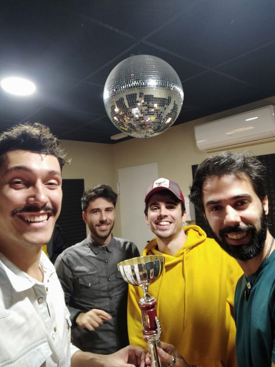 Comenzamos el viaje a Granada y llevamos un trofeo para la persona que más salte, baile y cante en el <a href="/boogaclub/">Boogaclub</a> esta noche.

¡Nos vemos a partir de las 22:00 con la actuación de <a href="/VitaInsomne/">Vita Insomne</a>! ¡Qué ganas tenemos de subirnos al escenario!

🎟somosclaim.com/gira-claim/.