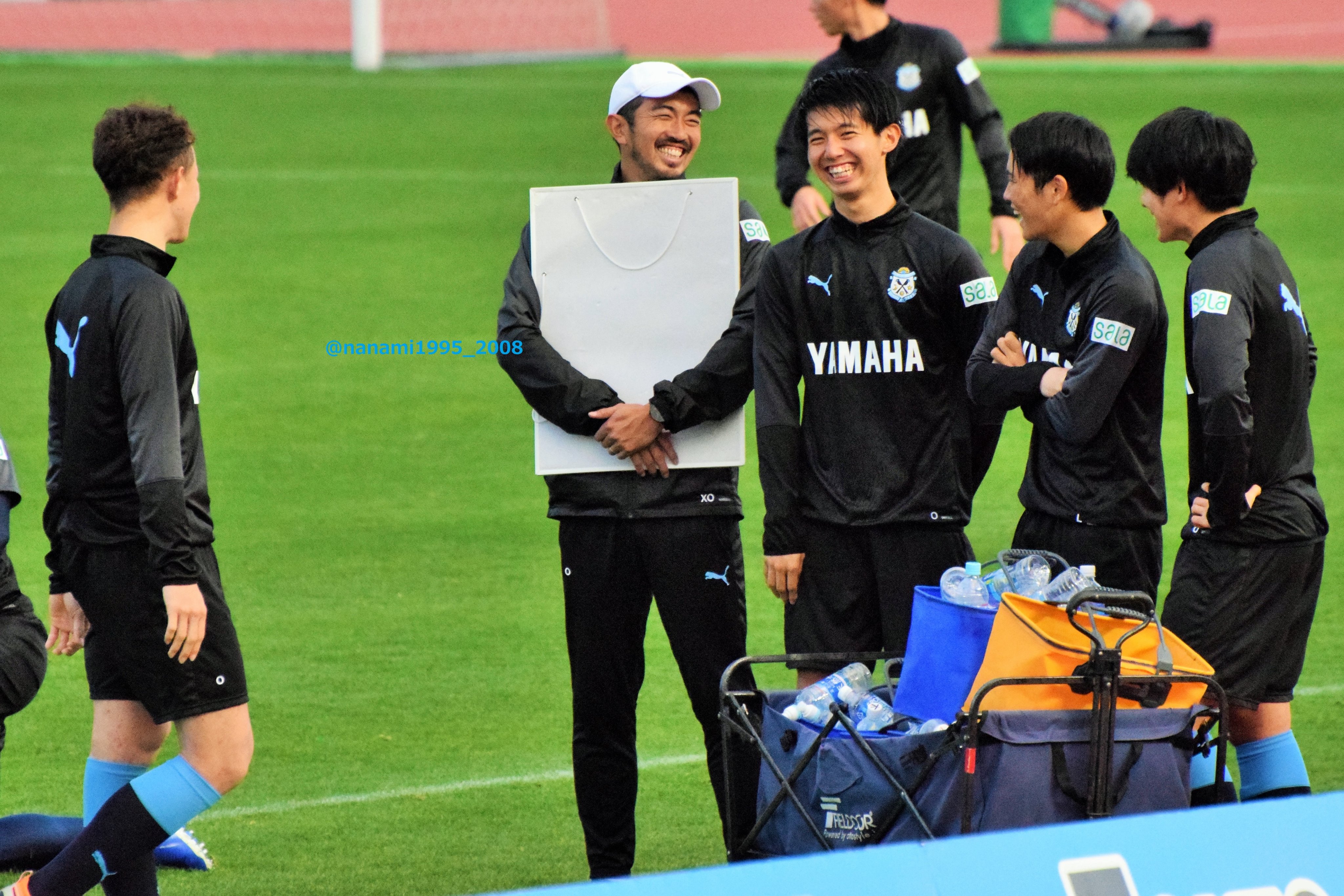 ななみのお父さん ジュビロ磐田 鹿児島キャンプ 鹿児島遠征初日 午後練習を見学 キャンプに参加している ジュビロ磐田u 18の４選手 練習後 西野コーチと一緒に笑顔を見せる 今年のキャンプでは いろいろと吸収できそうだ 01 24 白波