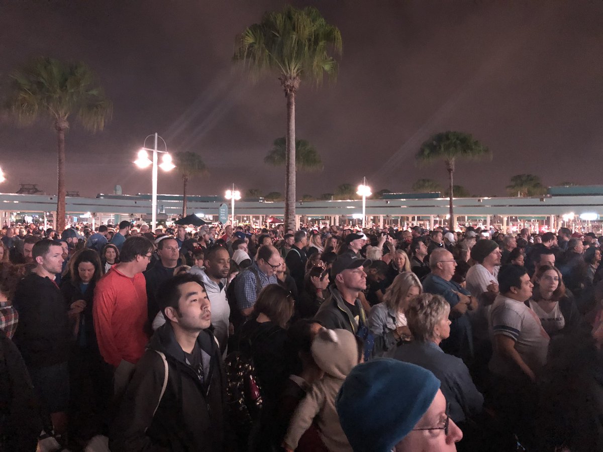 WDWNT's tweet photo. Friday morning crowds waiting for Disney’s Hollywood Studios to open. https://t.co/rrUueTcIdM