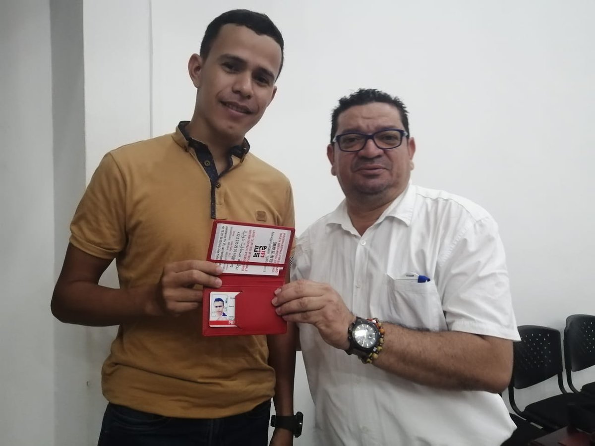 copar_arauca's tweet photo. Entrega del carnet de la @FIP_AL a Cristian Celis socio de la Corporación de Periodistas de Arauca afiliado a @copar_arauca y @FECOLPER https://t.co/RTxnK2Offz