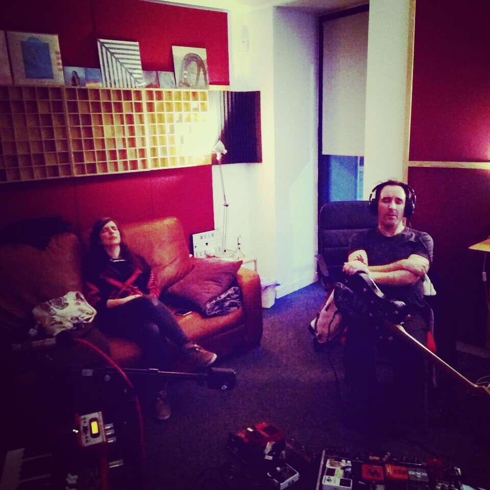 MuirEstudio's tweet photo. @elena_setien y @JIrazoki escuchando atentamente una de las tomas de las canciones que han grabado esta semana en el estudio. Puro lujo. #recordinglive #elenasetien #josebairazoki #recordingstudio #yonvidaur https://t.co/VBb8XPhqta