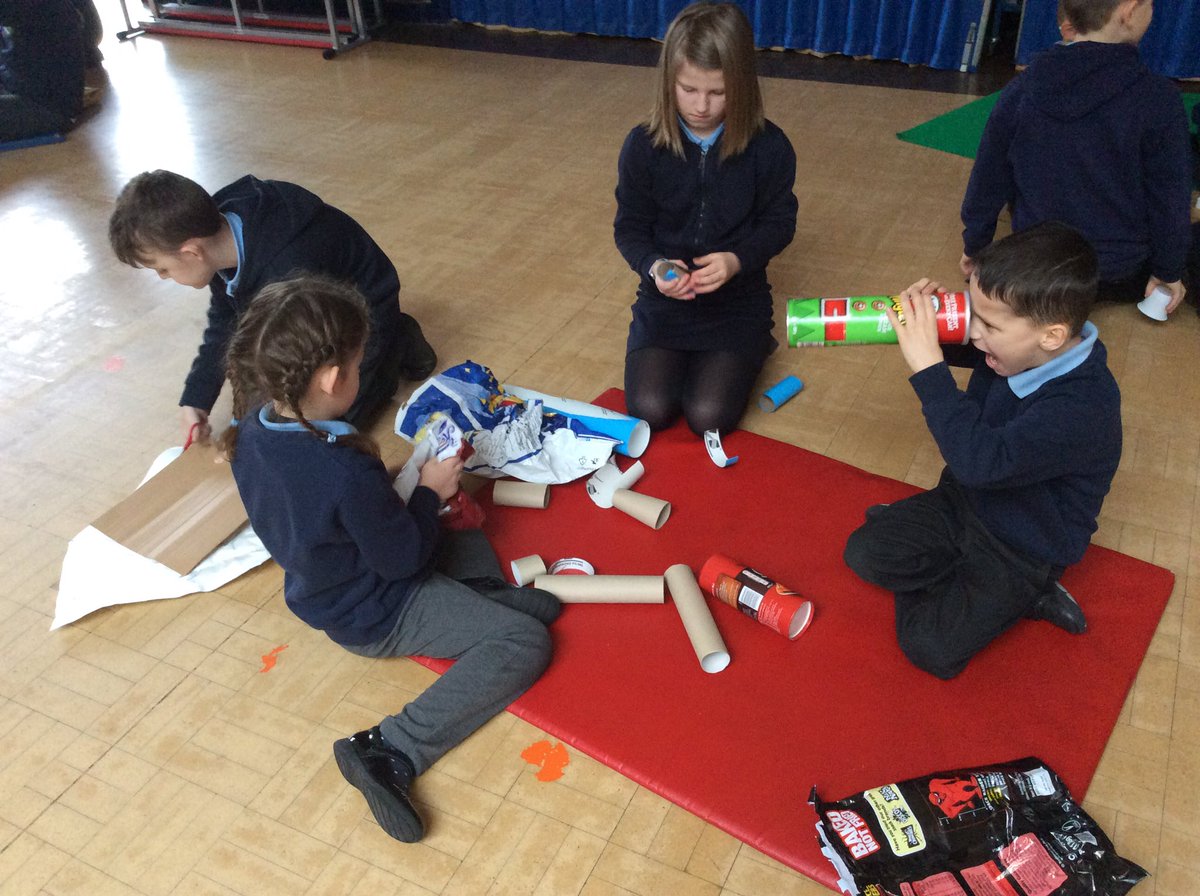 MrsWoolleyRSDP's tweet photo. Busy busy busy #Y1 #Y6 #collaborationchallenge #winter https://t.co/irSkxpVlWC