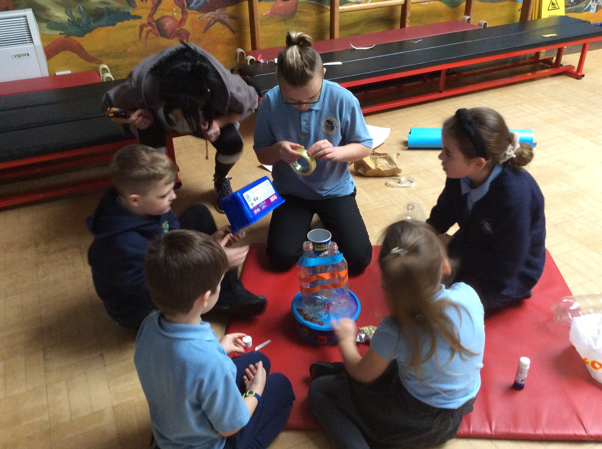 MrsWoolleyRSDP's tweet photo. Busy busy busy #Y1 #Y6 #collaborationchallenge #winter https://t.co/irSkxpVlWC