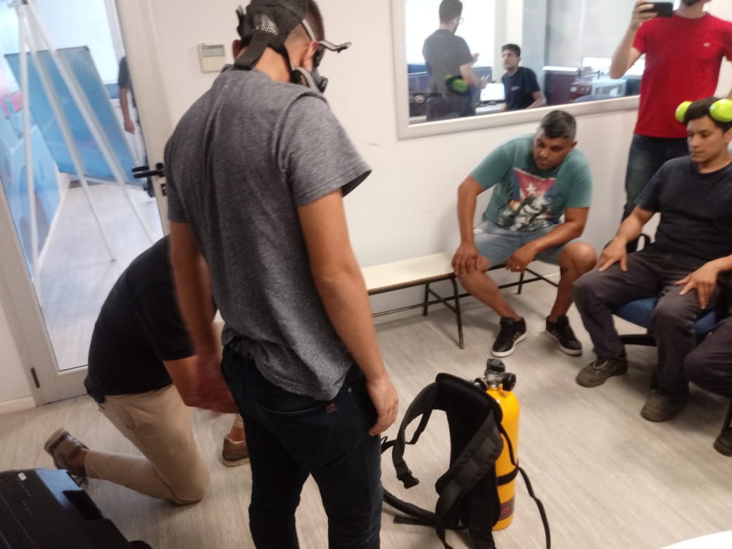 En el día de ayer estuvimos junto a nuestro amigo y técnico de 3M - SCOTT Ariel Preiale, en la planta de HELACOR haciendo entrega y realizando una capacitación de Equipos Autónomos Scott 👏👏👌

#Guantex #seguridadindustrial #3M #SCOTT #Equiposautónomos